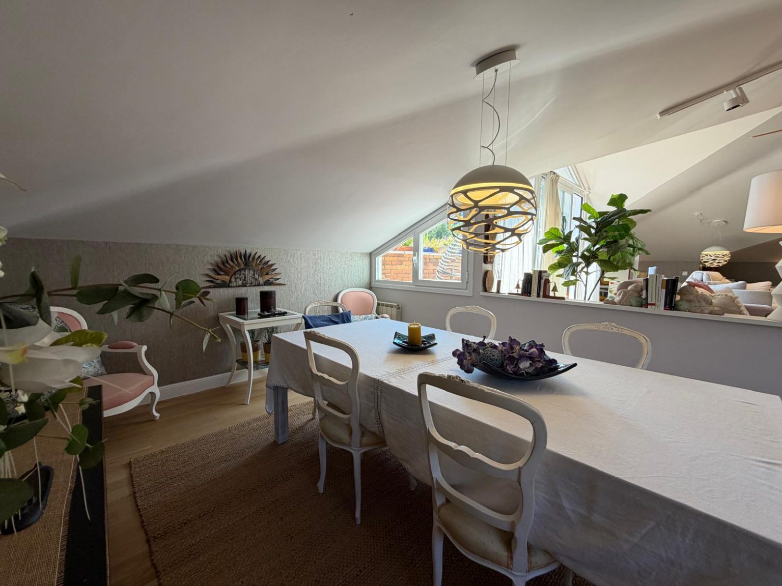 Comedor luminoso con mesa blanca y sillas