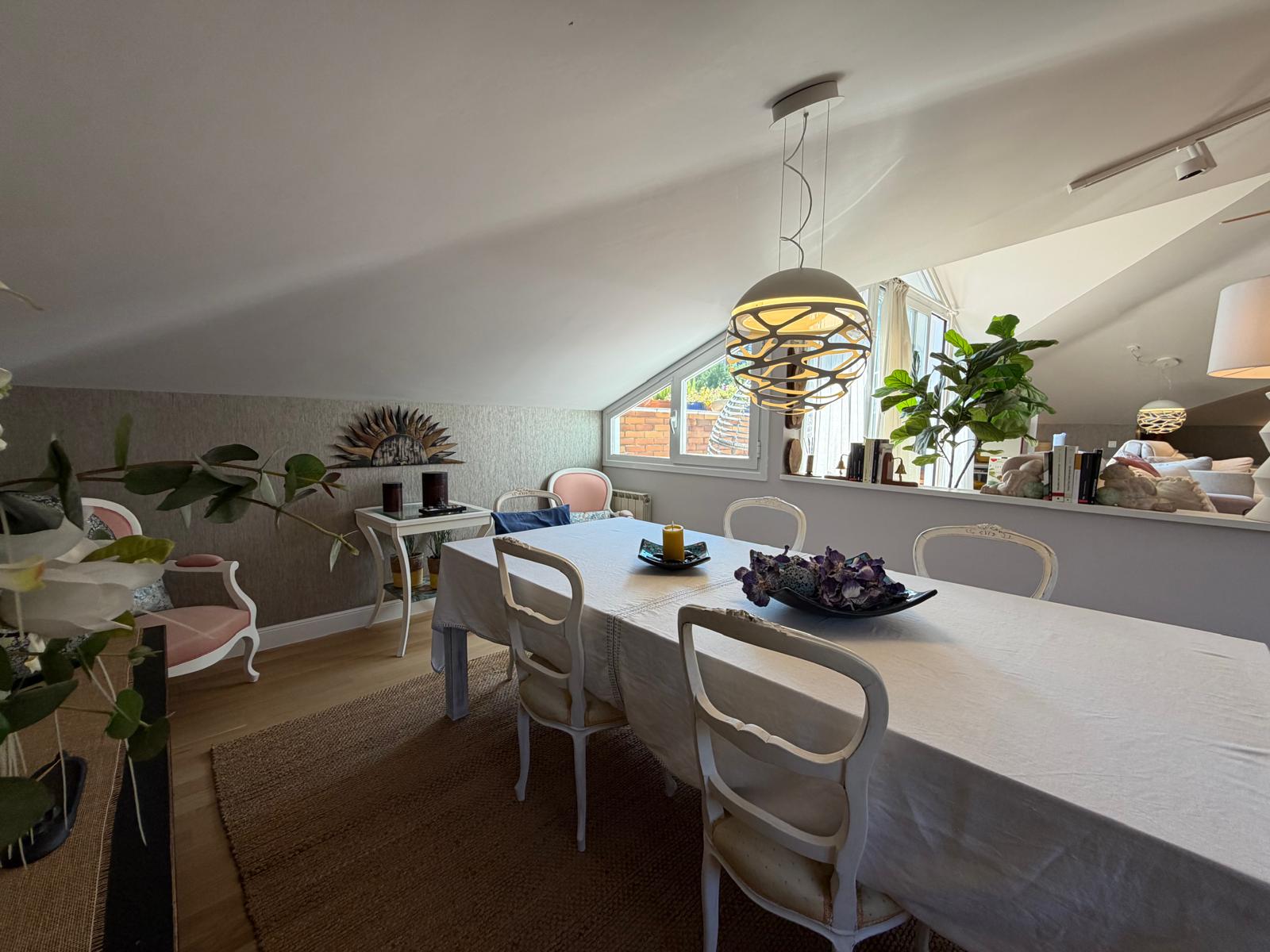Comedor luminoso con mesa blanca y sillas