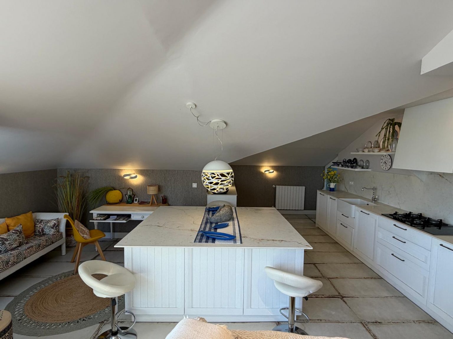 Cocina moderna con isla y decoración elegante