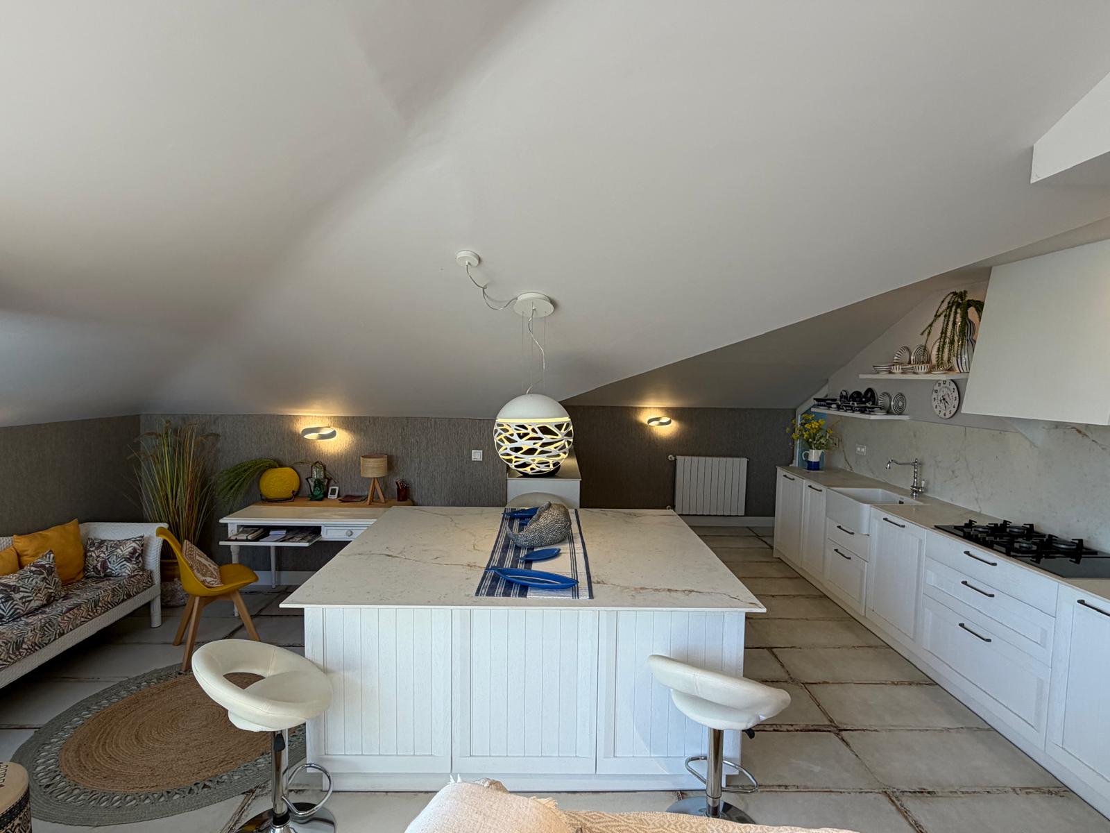 Cocina moderna con isla y decoración elegante