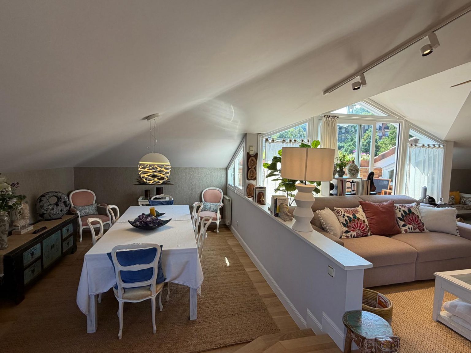Sala de estar y comedor en un ático