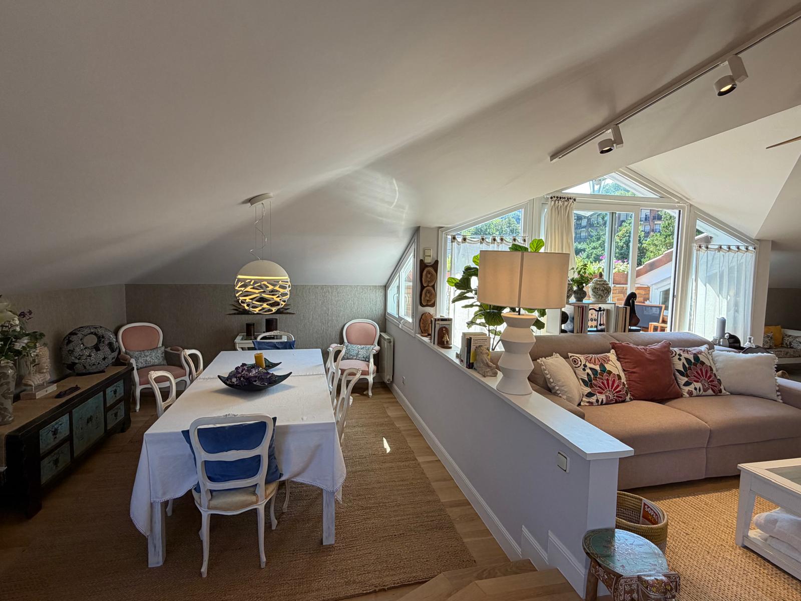 Sala de estar y comedor en un ático