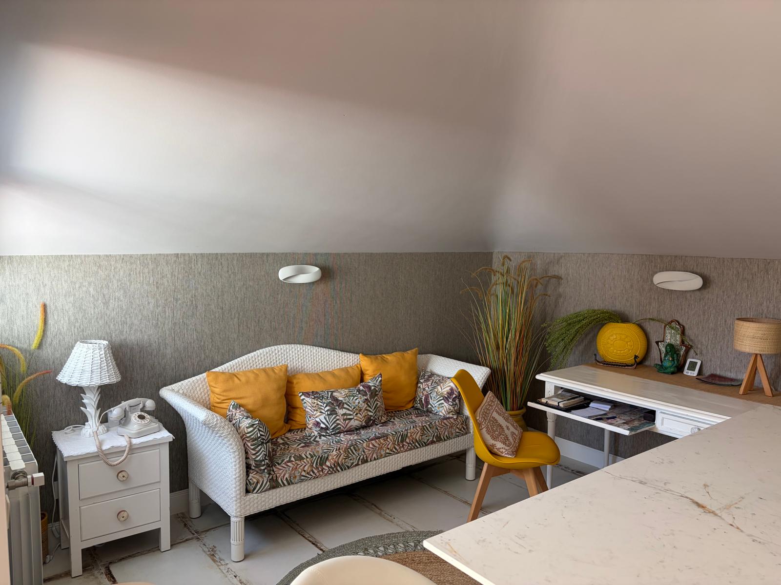 Salón acogedor con sofá y escritorio