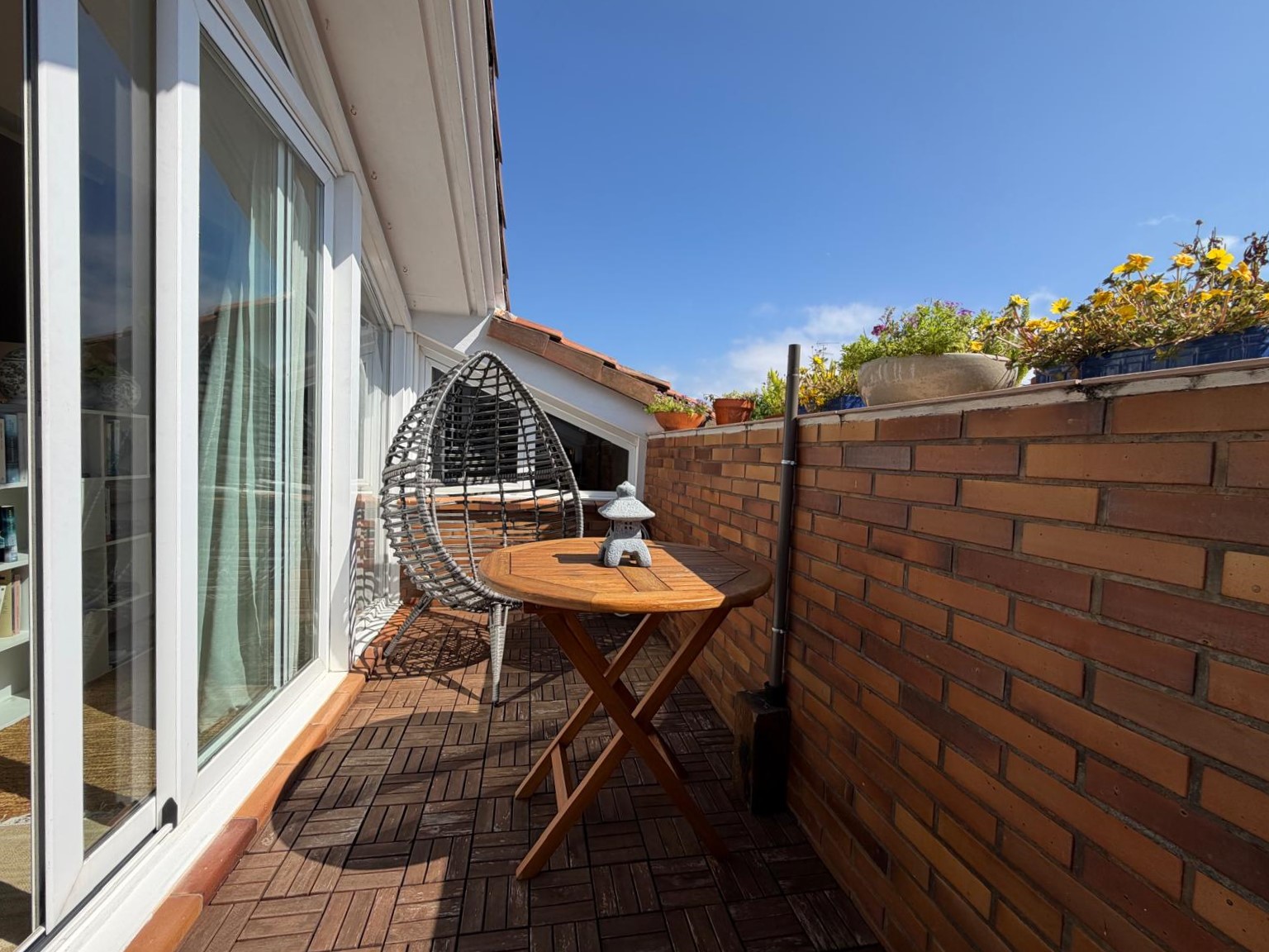 Terraza con mesa y sillas