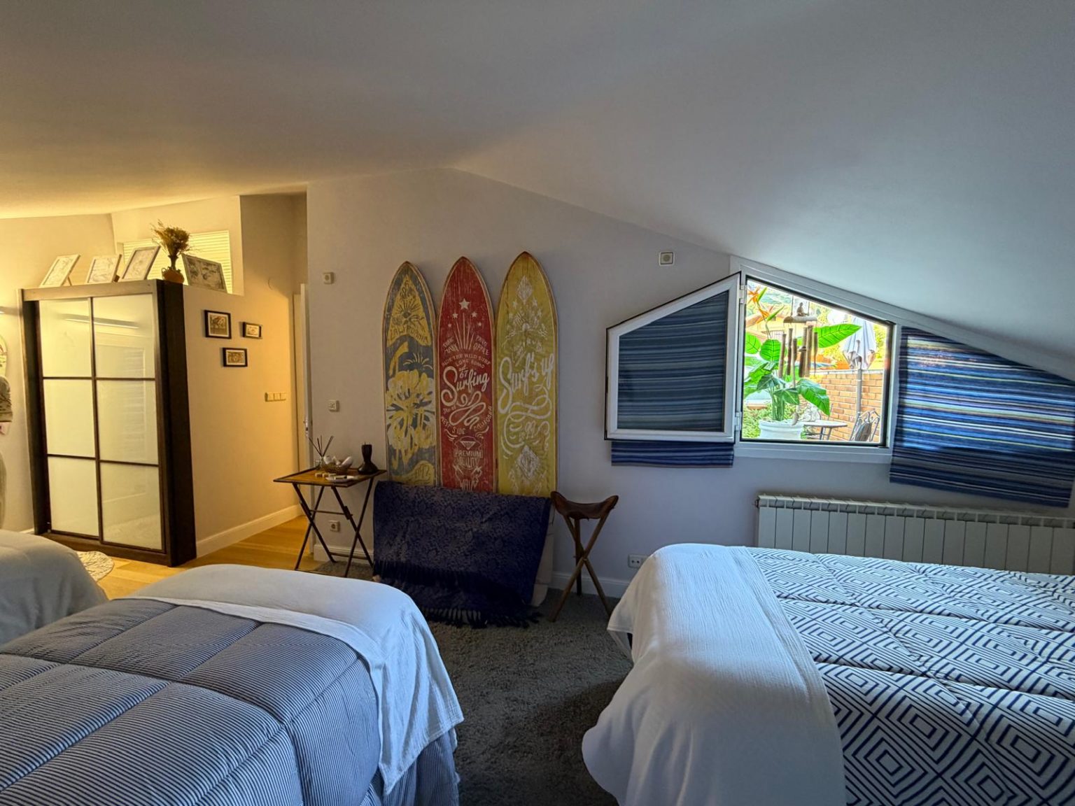Habitación con decoración de surf
