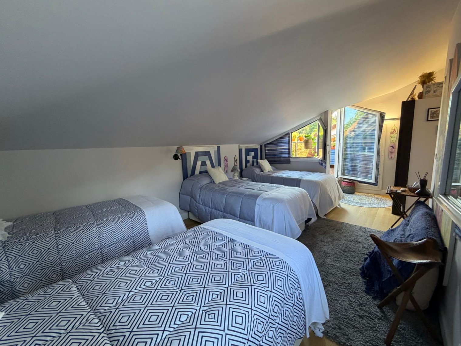 Dormitorio acogedor con tres camas