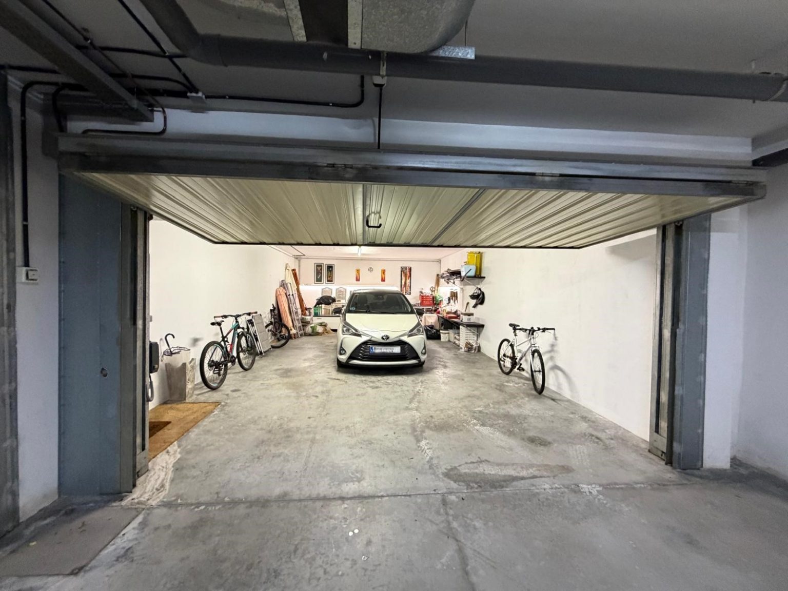 Garaje con coche y bicicletas