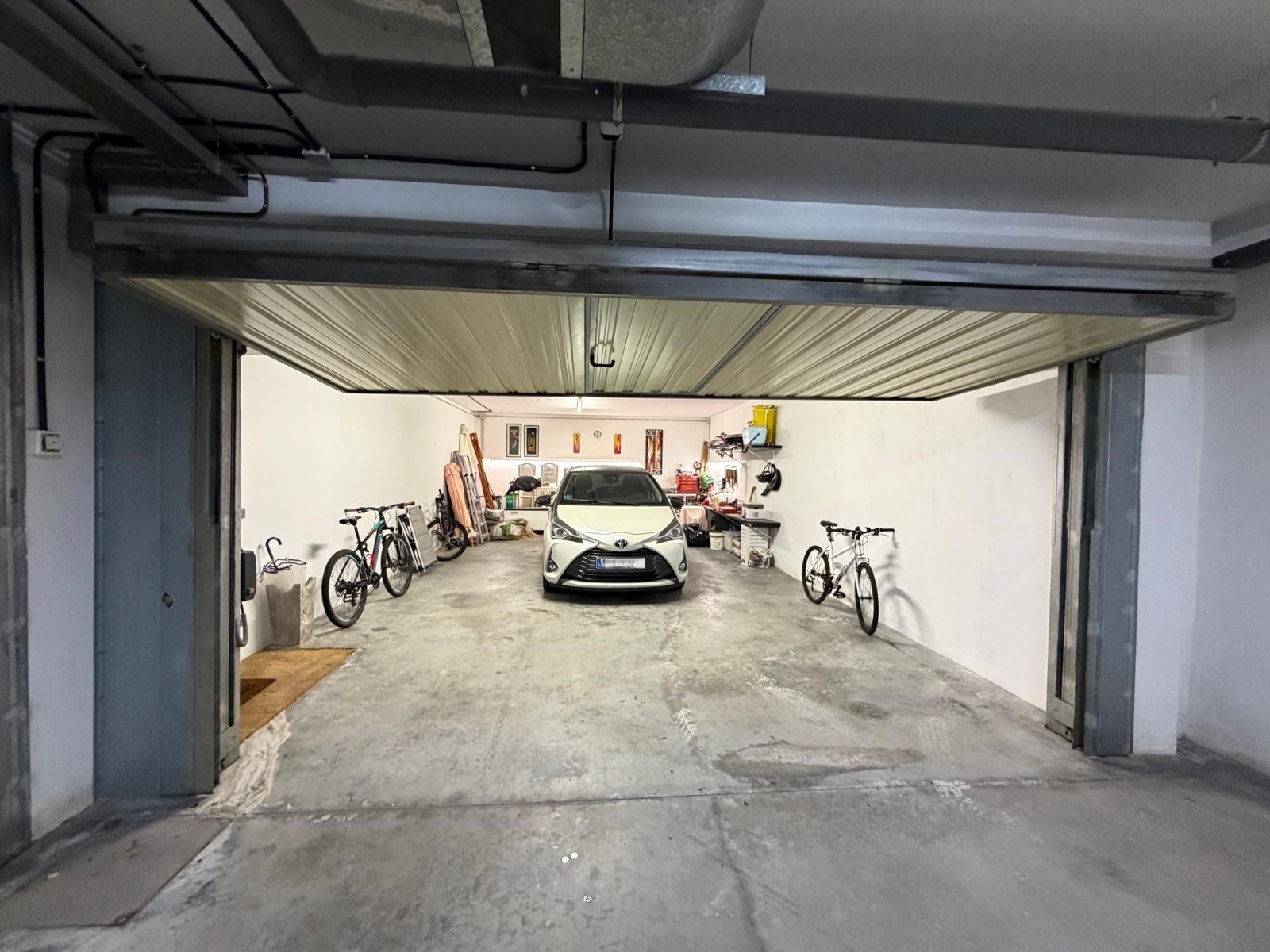 Garaje con coche y bicicletas