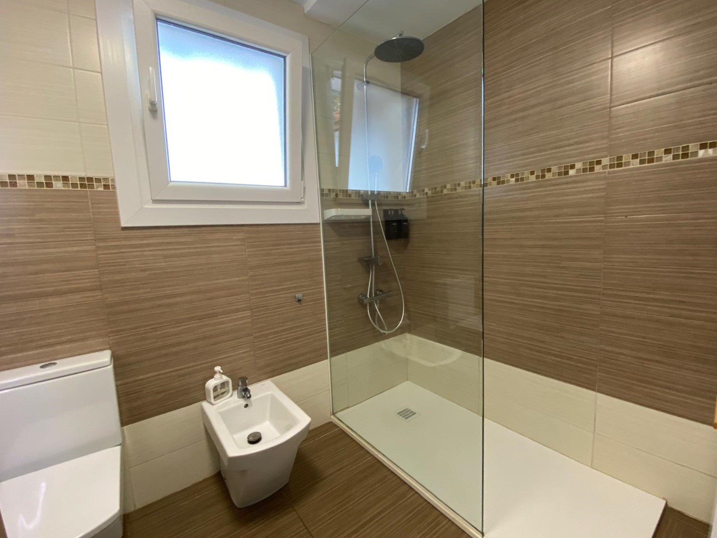 Baño moderno con ducha y sanitarios