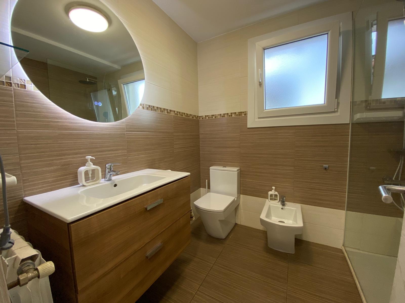Baño reformado con sanitario moderno