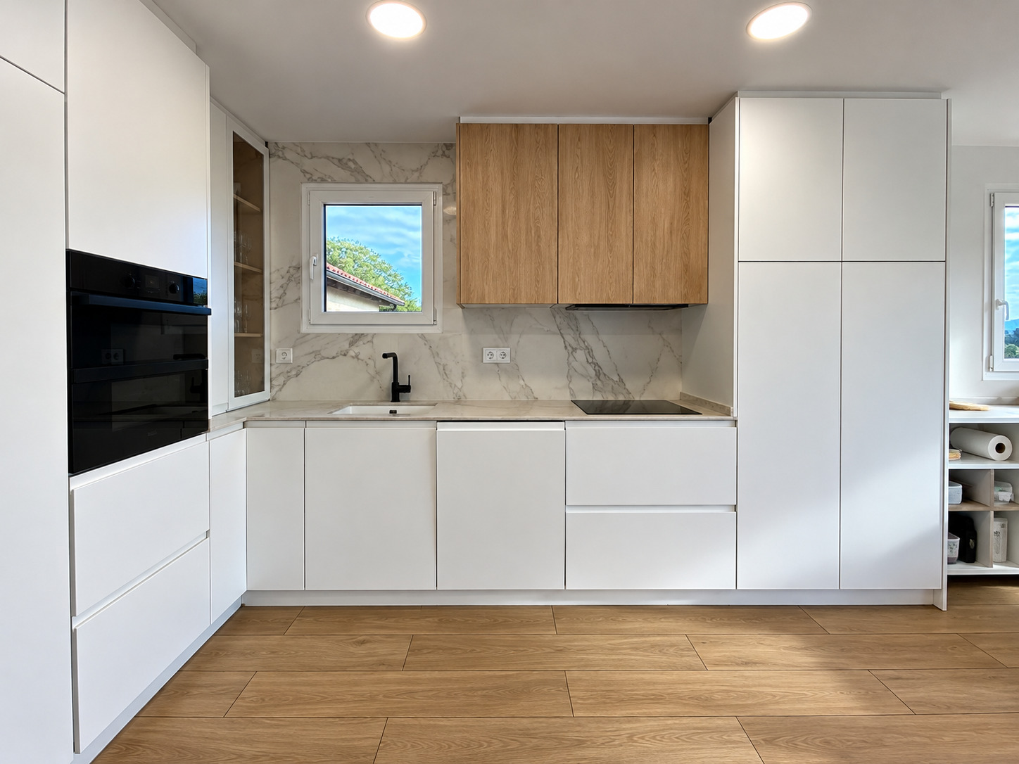 Cocina moderna con muebles en blanco