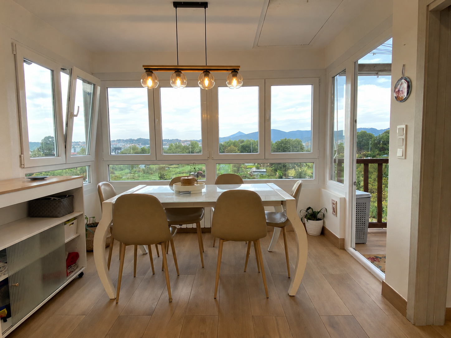 Comedor luminoso con vistas al exterior