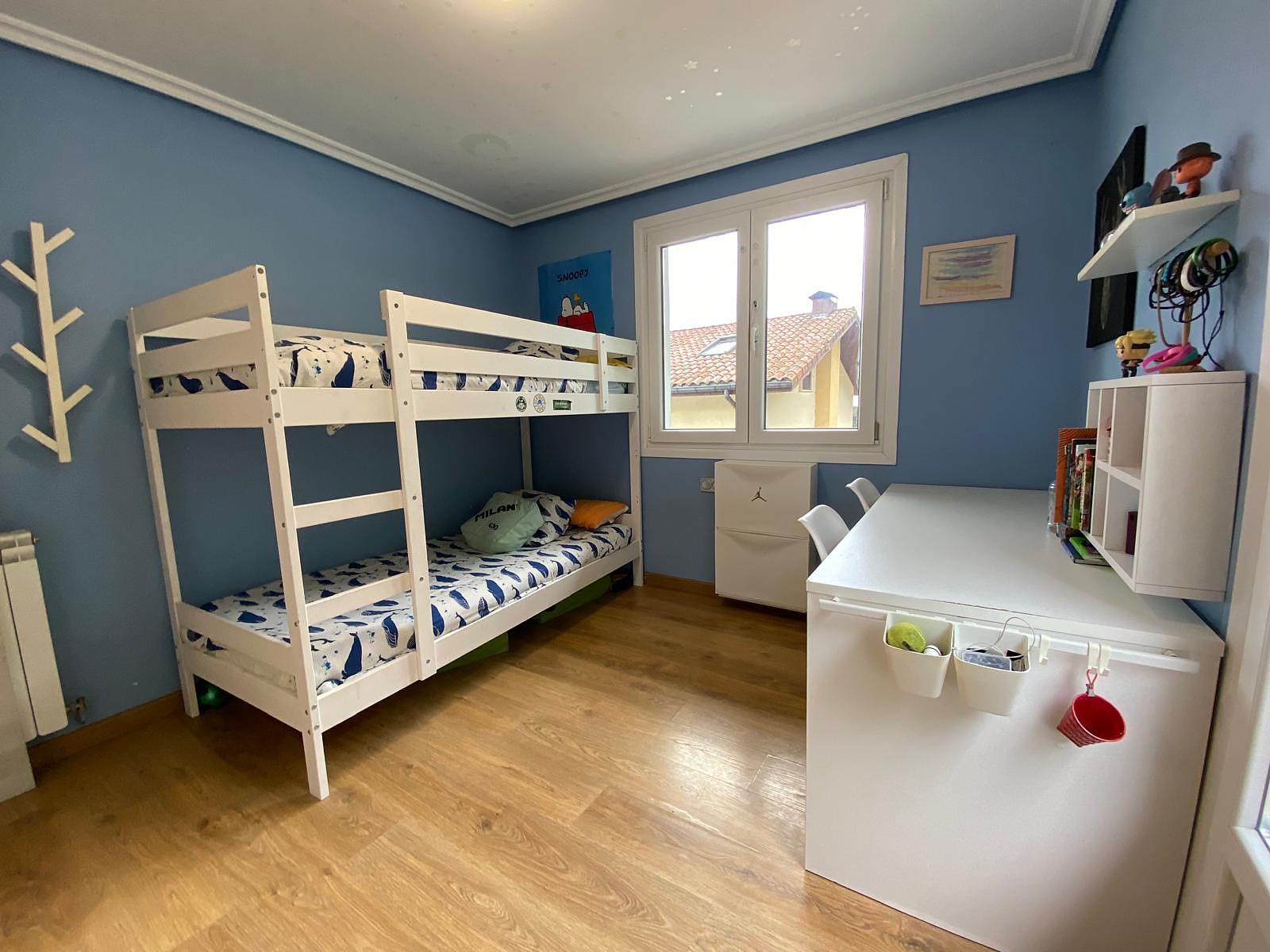 Habitación infantil con literas y escritorio