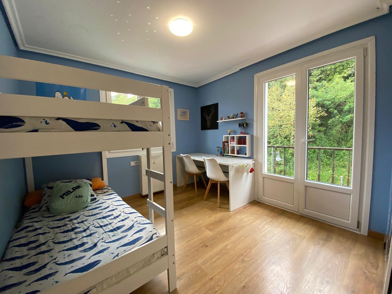 Dormitorio infantil con literas y escritorio
