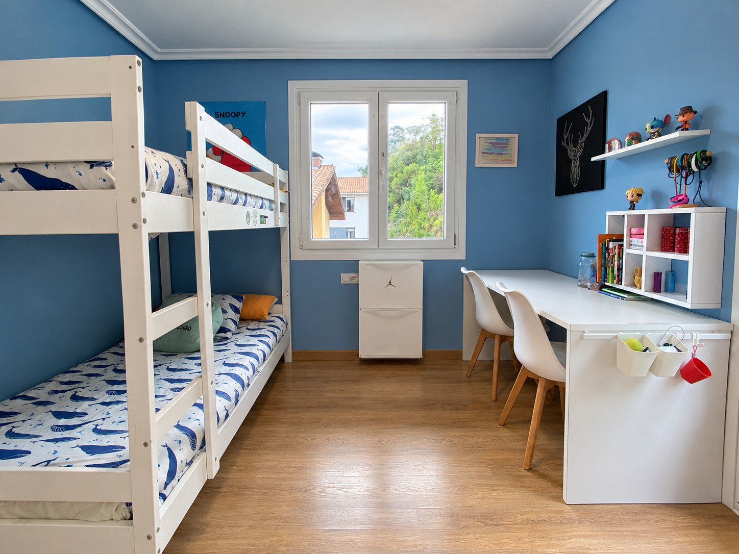 Habitación juvenil con literas y escritorio