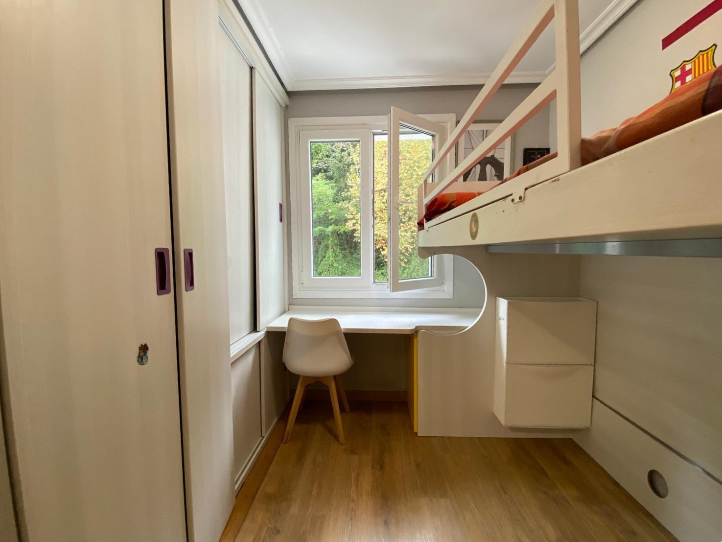 Habitación infantil con literas y escritorio