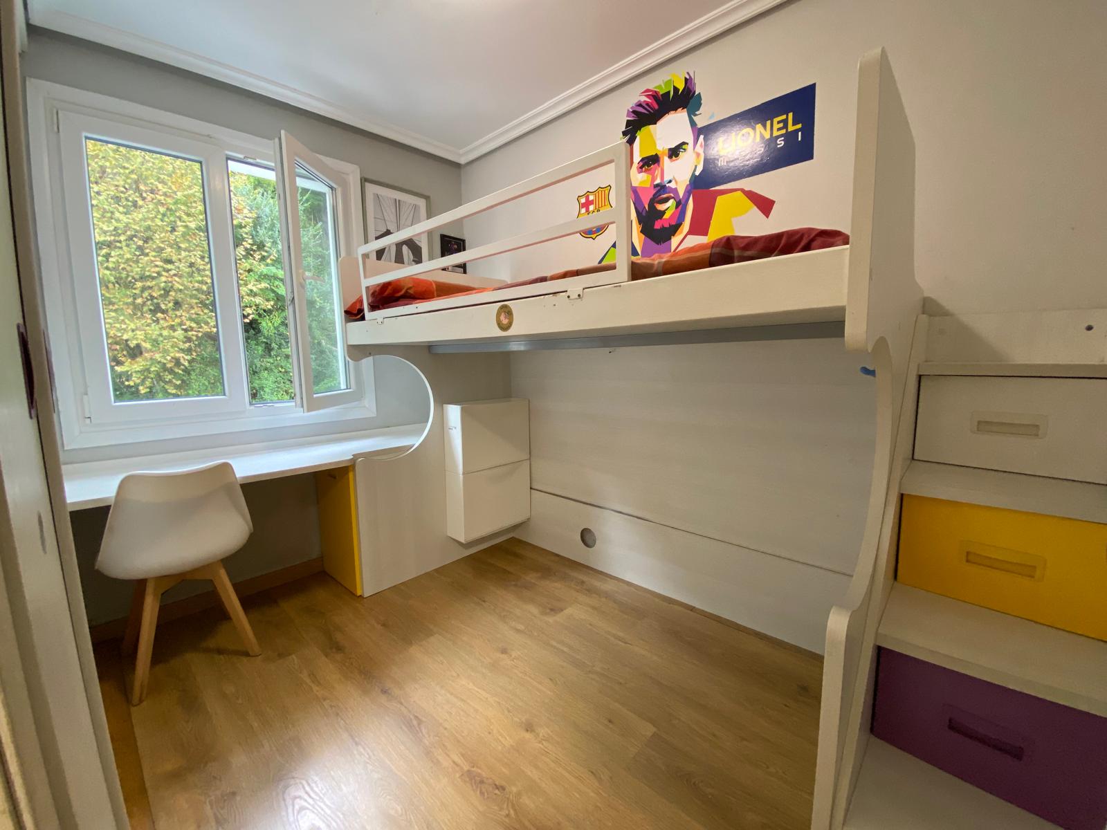Habitación infantil con literas y escritorio