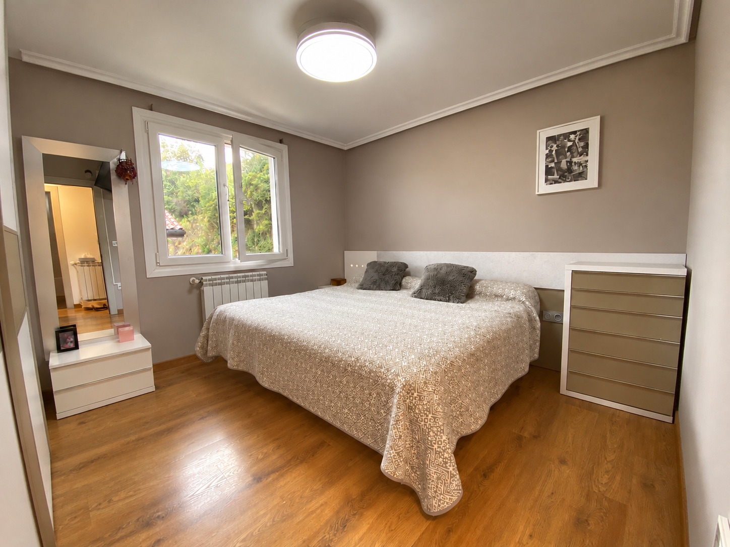 Dormitorio con cama matrimonial y decoración moderna