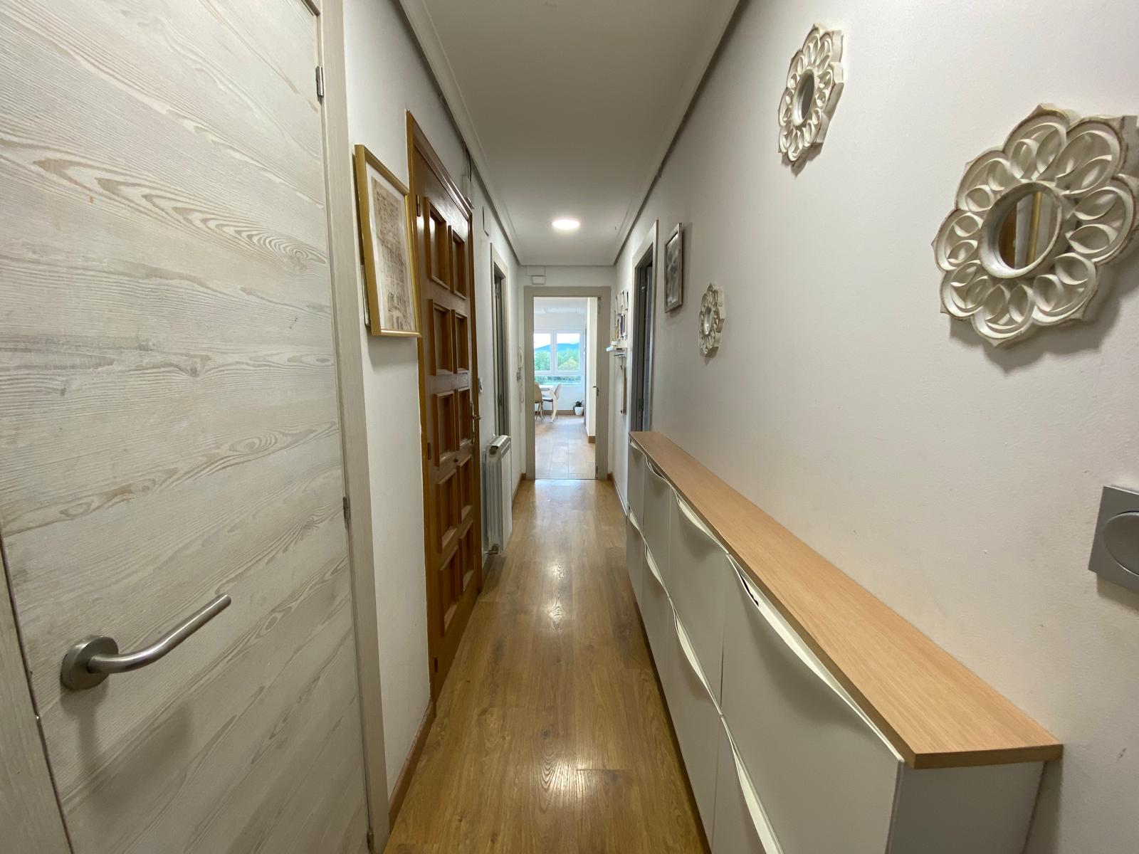 Pasillo de vivienda con decoración moderna