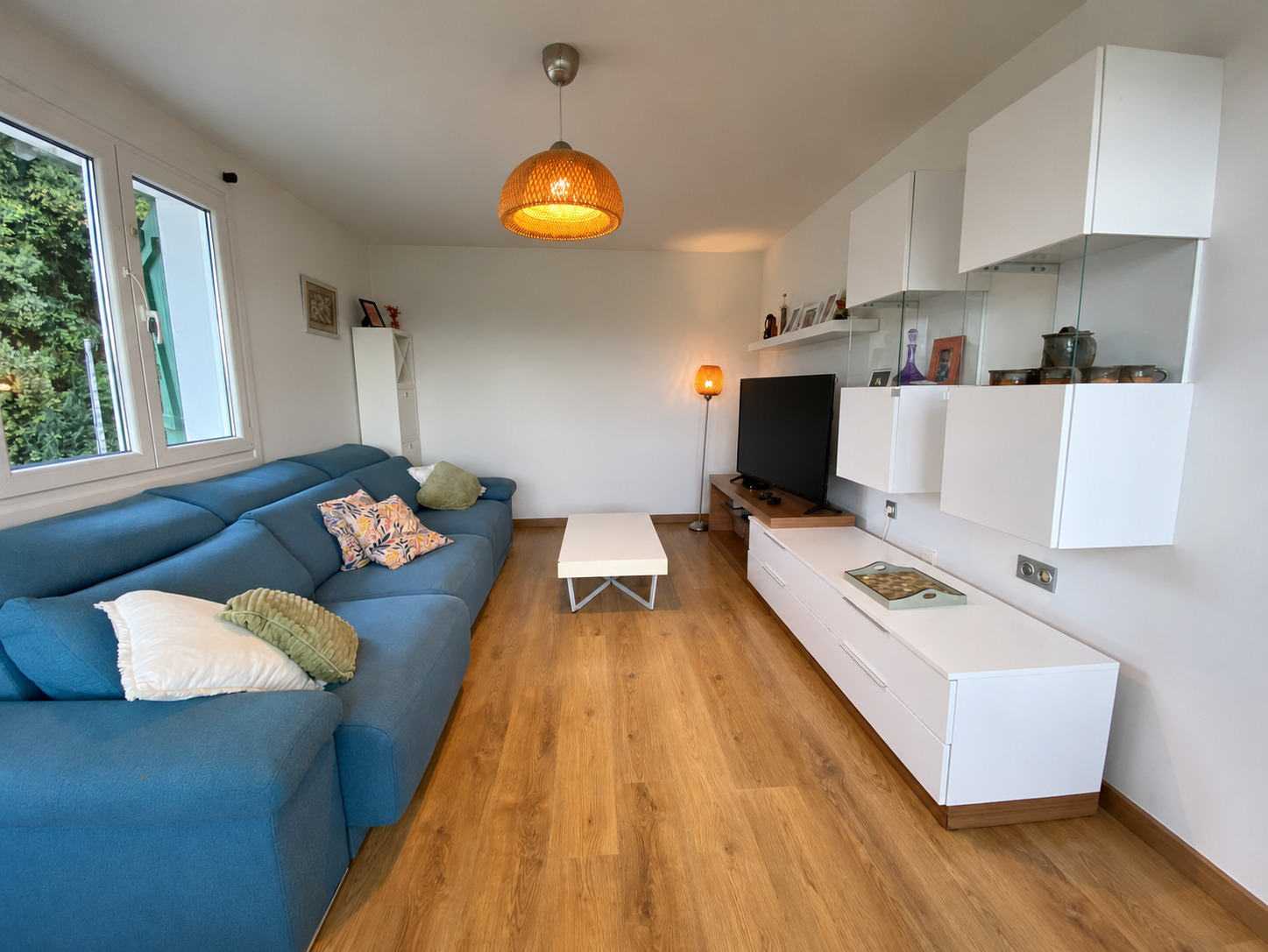 Sala de estar moderna con sofá azul