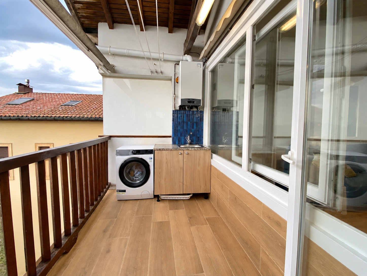 Terraza con lavadora y cocina pequeña